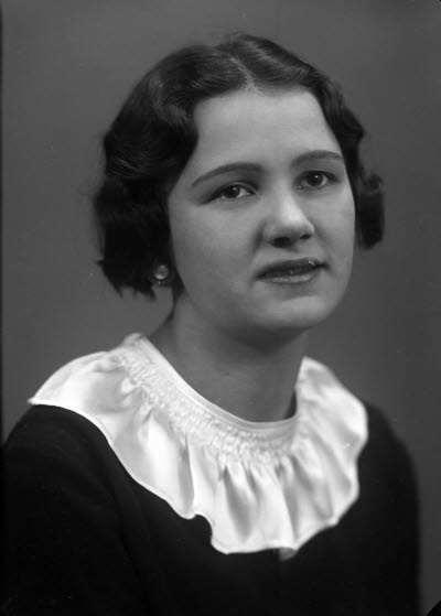 Porträtt av en dam. Ateljefoto.