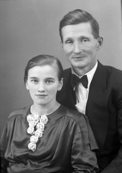 Porträtt av ett brudpar. Ateljefoto.