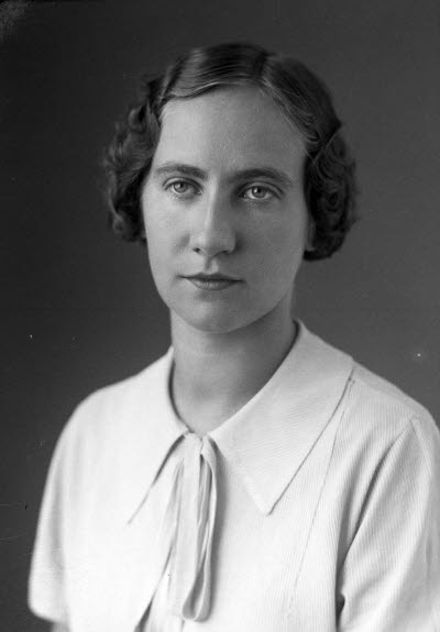 Porträtt av en dam. Ateljefoto.