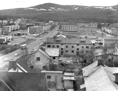 Vy Gällivare samhälle. Malmbergsvägen. Dundret i bakgrunden.