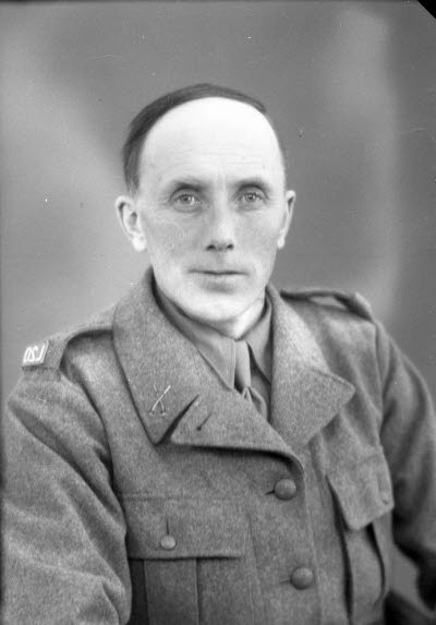 Porträtt av en herre i militäruniform. Ateljefoto.