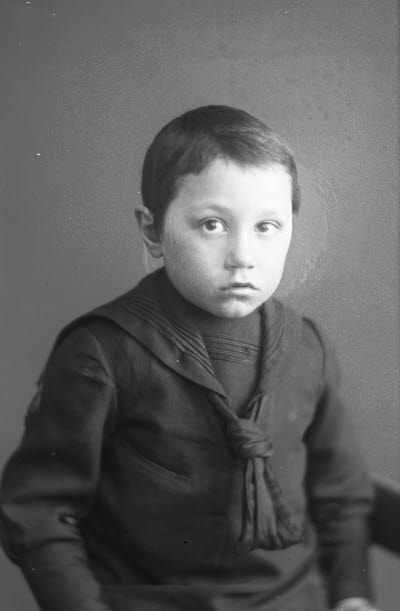 Porträtt av ett barn. Ateljefoto.