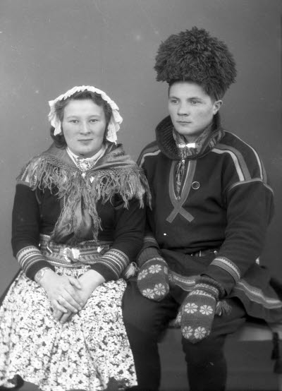 Porträtt av ett par i samedräkter. Ateljefoto.