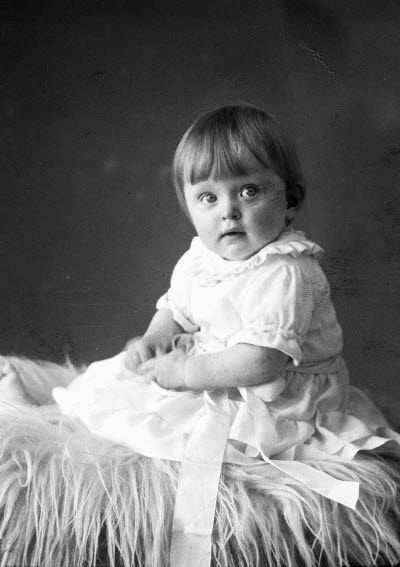 Porträtt av ett barn. Ateljefoto.