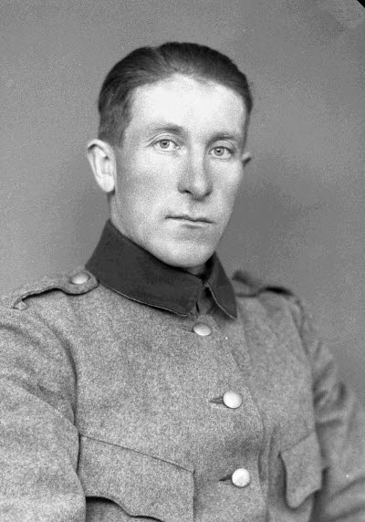 Porträtt av en herre i militäruniform. Ateljefoto.