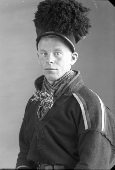 Porträtt av en herre i samedräkt. Ateljefoto.