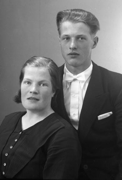 Porträtt av ett par; en dam och en herre. Ateljefoto.