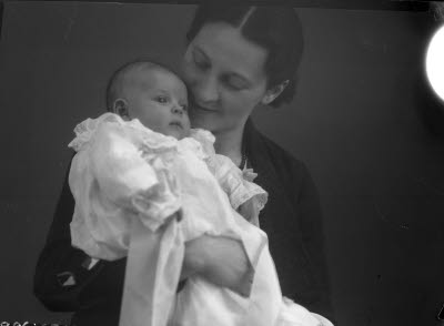 Porträtt av en dam och ett barn.