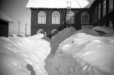 Teatersalongen, Gällivare. Innergården. Vintermotiv; höga snödrivor.