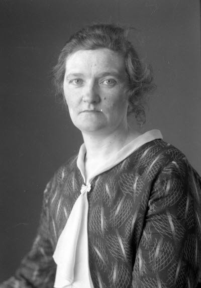 Porträtt av en dam. Ateljefoto.