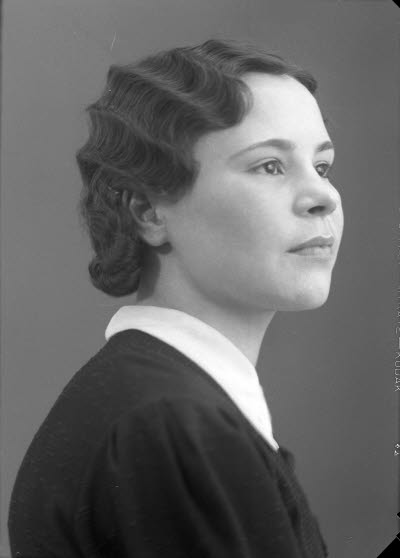 Porträtt av en dam. Ateljefoto.