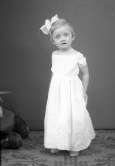 Porträtt av ett barn, en flicka. Ateljefoto.