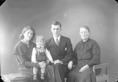 Porträtt av en familj. Ateljefoto.