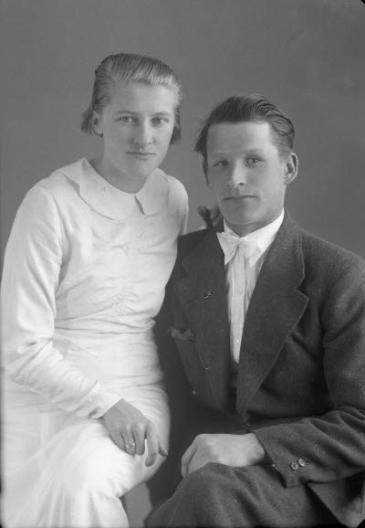 Porträtt av ett par; en herre och en dam. Ateljefoto.