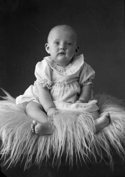 Porträtt av ett barn; en flicka. Ateljefoto.