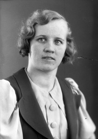 Porträtt av en dam. Ateljefoto.