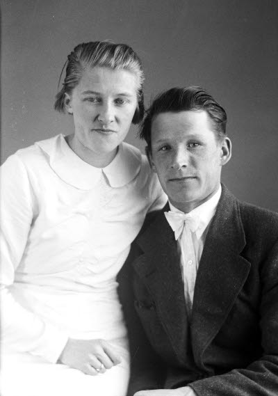 Porträtt av ett par; en herre och en dam. Ateljefoto.