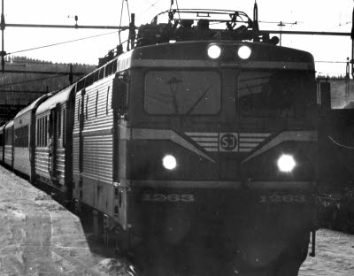 SJ persontåg; passagerartåg. Gällivare tågstation; järnvägsstation.