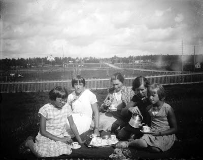 Gruppbild; fem damer. Oidentifierade.