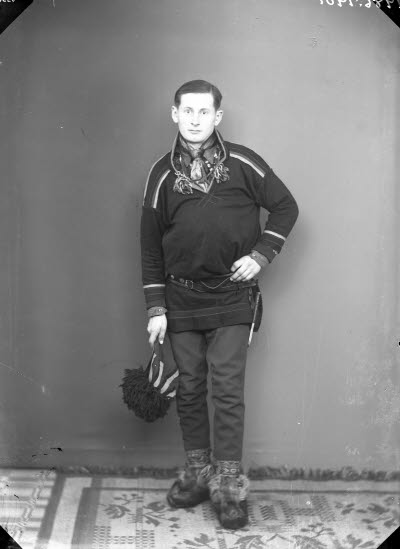 Porträtt av en herre i samedräkt. Ateljefoto.