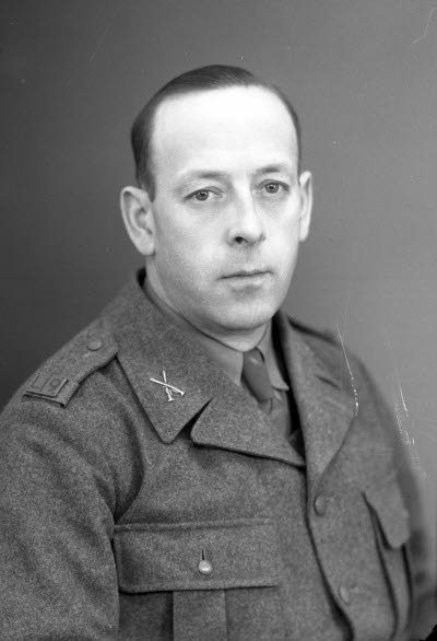 Porträtt av en herre i militäruniform. Ateljefoto.