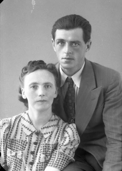 Porträtt av ett par; en herre och en dam. Ateljefoto.