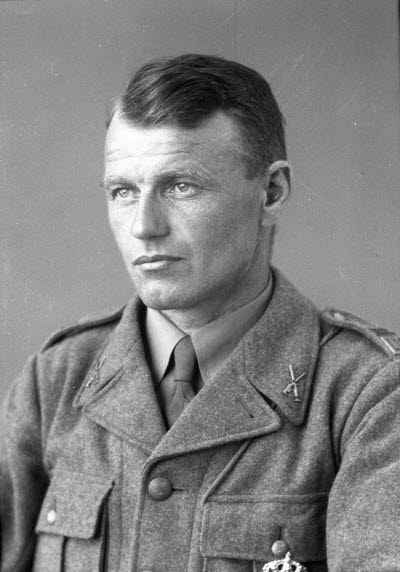 Porträtt av en herre i militäruniform. Ateljefoto.