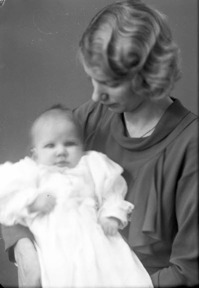 Porträtt av en dam och ett barn; mor och barn. Ateljefoto.