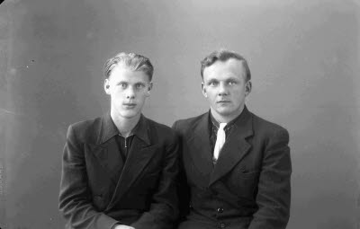 Porträtt av två herrar. Ateljefoto.