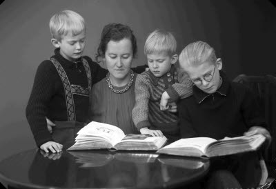 Porträtt av en dam och tre barn, pojkar; mor och barn. Ateljefoto.