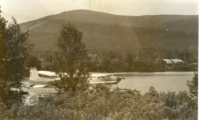 Flygplan på vattnet, Vassaraträsket. Andra Sidan och Dundret i bakgrunden.