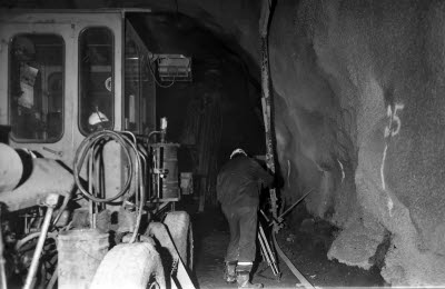 Fordon och personal under jord.