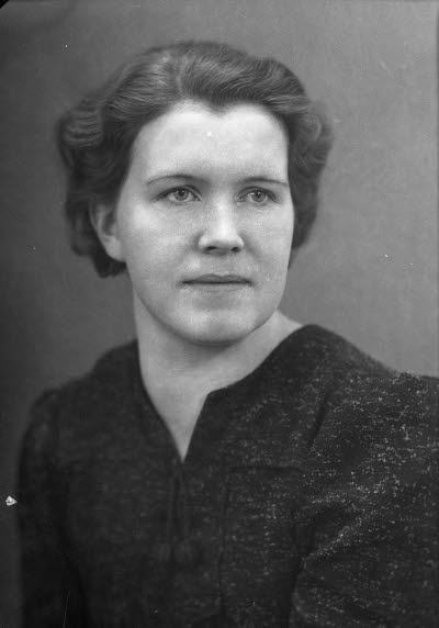 Porträtt av en dam. Ateljefoto.