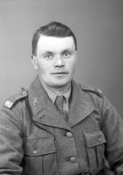 Porträtt av en herre i militäruniform. Ateljefoto.