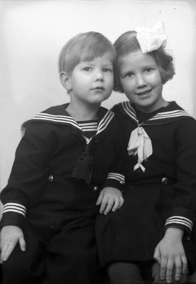 Porträtt av två barn; flicka och pojke. Ateljefoto.