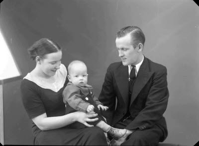 Porträtt av en herre, en dam och ett barn. Ateljefoto.