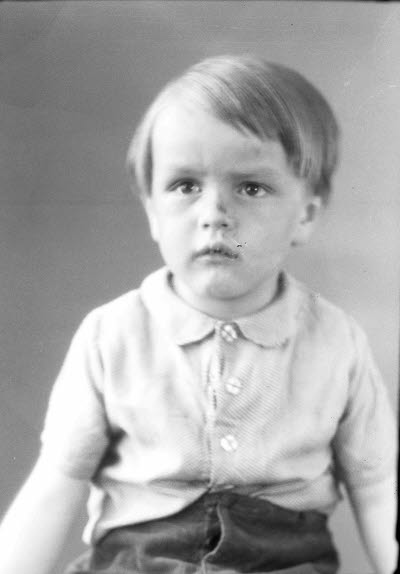 Porträtt av ett barn, pojke. Ateljefoto.