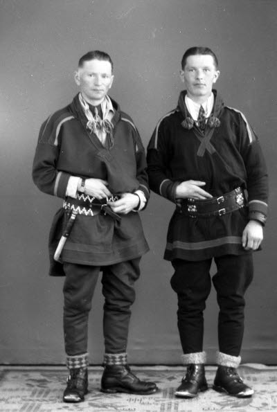 Porträtt av två herrar i samedräkter. Ateljefoto.