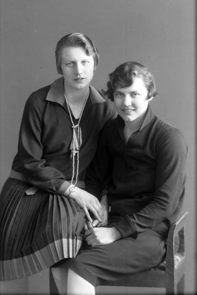 Porträtt av två damer. Ateljefoto.