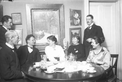 Fr. v. Fritz Svedberg, T. Landström, W. Kempff, Fru Landström, Fru Nordvall, Musikdirektör Landström, Hermine Svedberg. Interiör; vardagsrum.