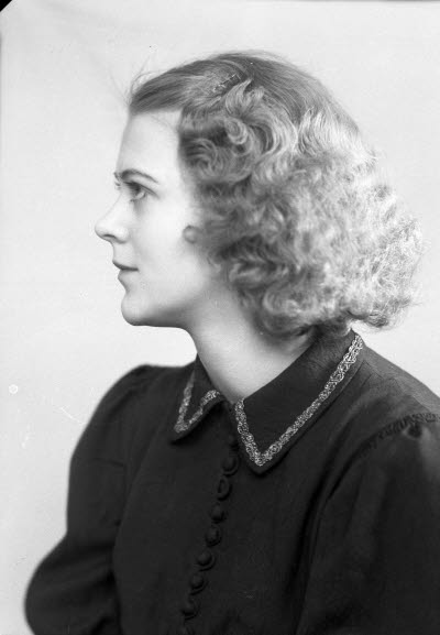 Porträtt av en dam. Ateljefoto.