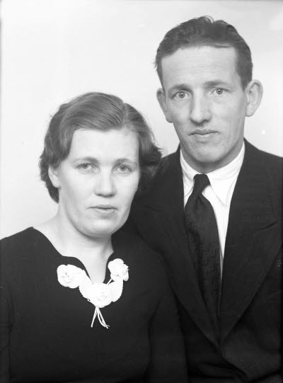 Porträtt av ett par; en herre och en dam. Ateljefoto.