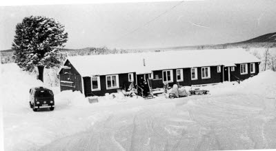 Barack; stuga i fjällområde.