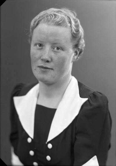 Porträtt av en dam. Ateljefoto.