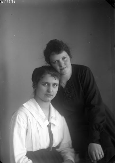 Porträtt av 2 damer. Ateljefoto.