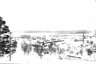 Vy från Selettippen; Bolagskontoret, LKAB kontor. Kraftstationen. Järnvägsområdet. Centrala Malmberget.