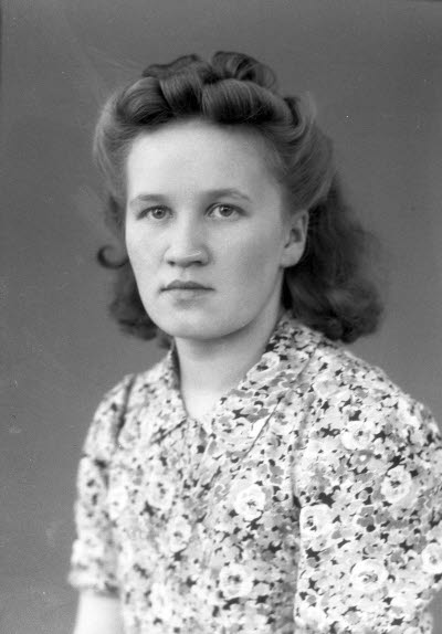 Porträtt av en dam. Ateljefoto.