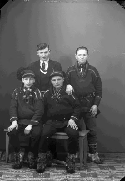 Porträtt av fyra herrar. Ateljefoto.