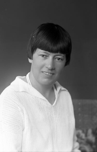 Porträtt av en dam. Ateljefoto.