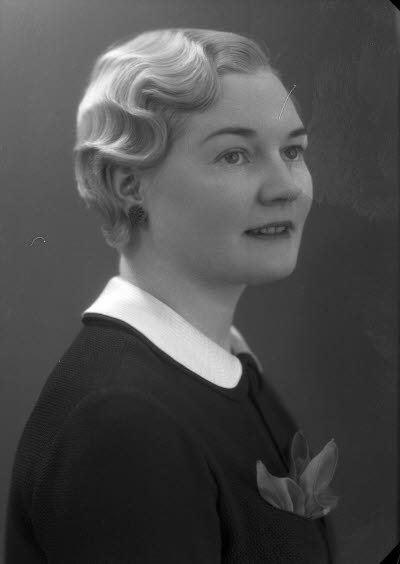 Porträtt av en dam. Ateljefoto.